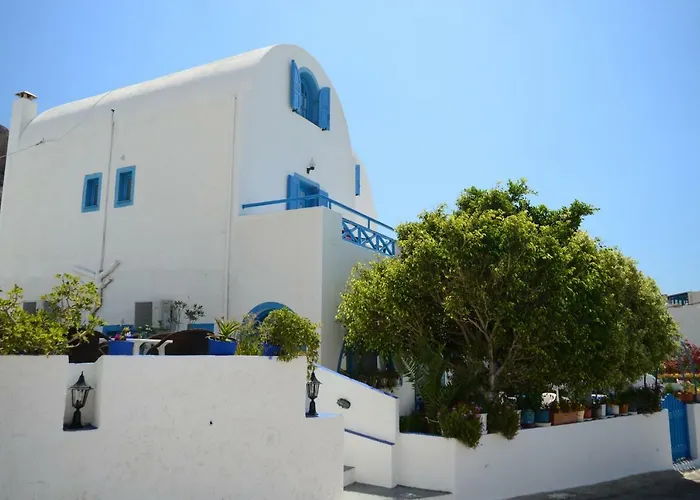 Flora Aparthotel Perissa (Santorini)